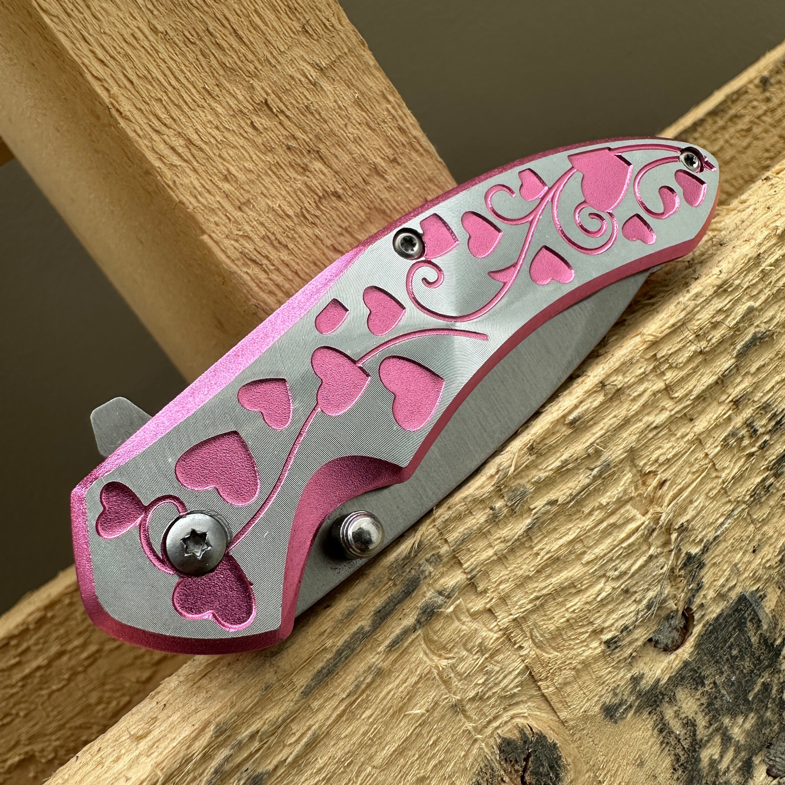 Folding Pocket Knife 7 Inch Hearts Engraved 3Cr13 Steel Blade – EDC Knife Aluminum Heart Handle Belt Clip Stylish Everyday Carry for Camping Hiking Collecting Gift 5 Colors Rosy Pink Red Lavender Blue Rose