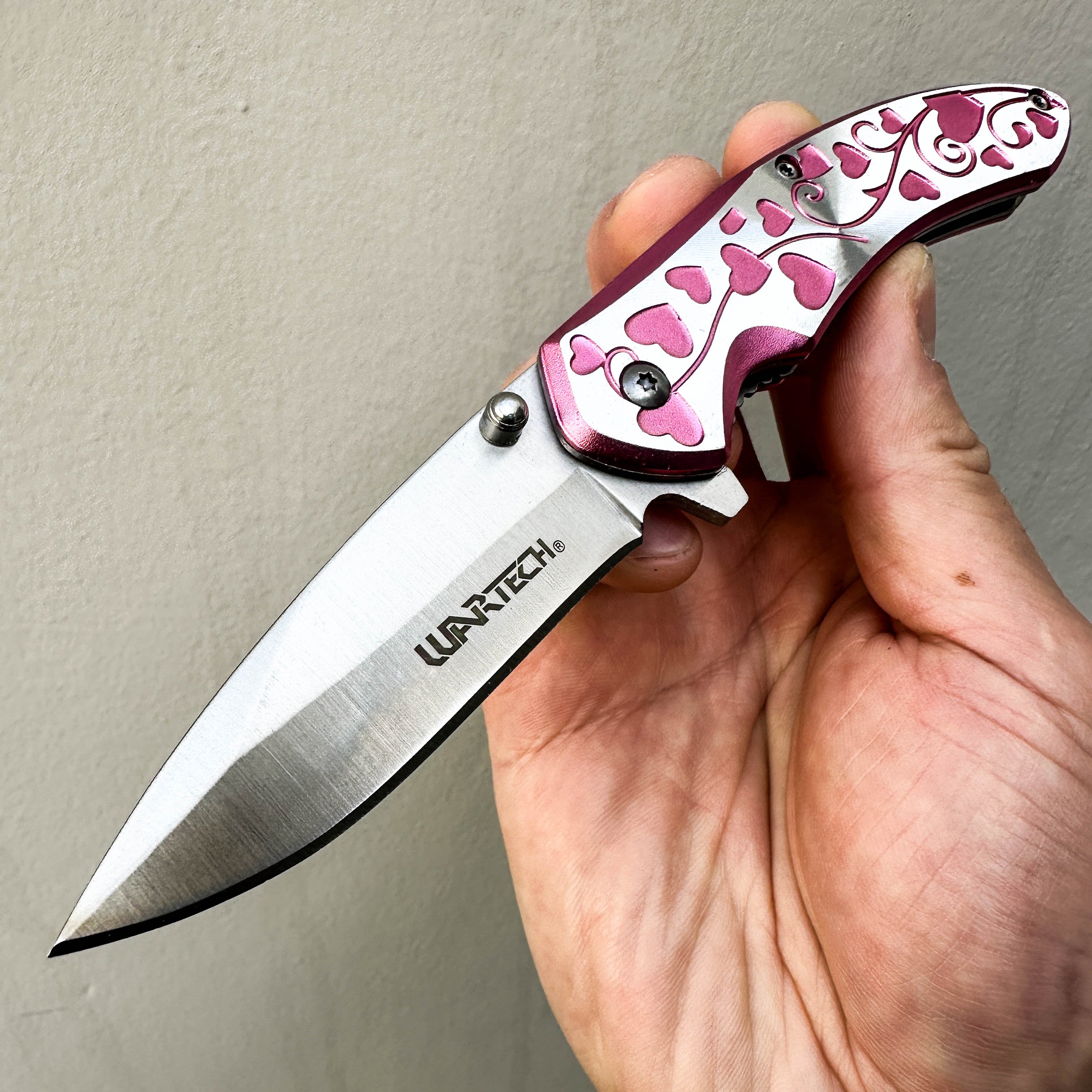 Folding Pocket Knife 7 Inch Hearts Engraved 3Cr13 Steel Blade – EDC Knife Aluminum Heart Handle Belt Clip Stylish Everyday Carry for Camping Hiking Collecting Gift 5 Colors Rosy Pink Red Lavender Blue Rose