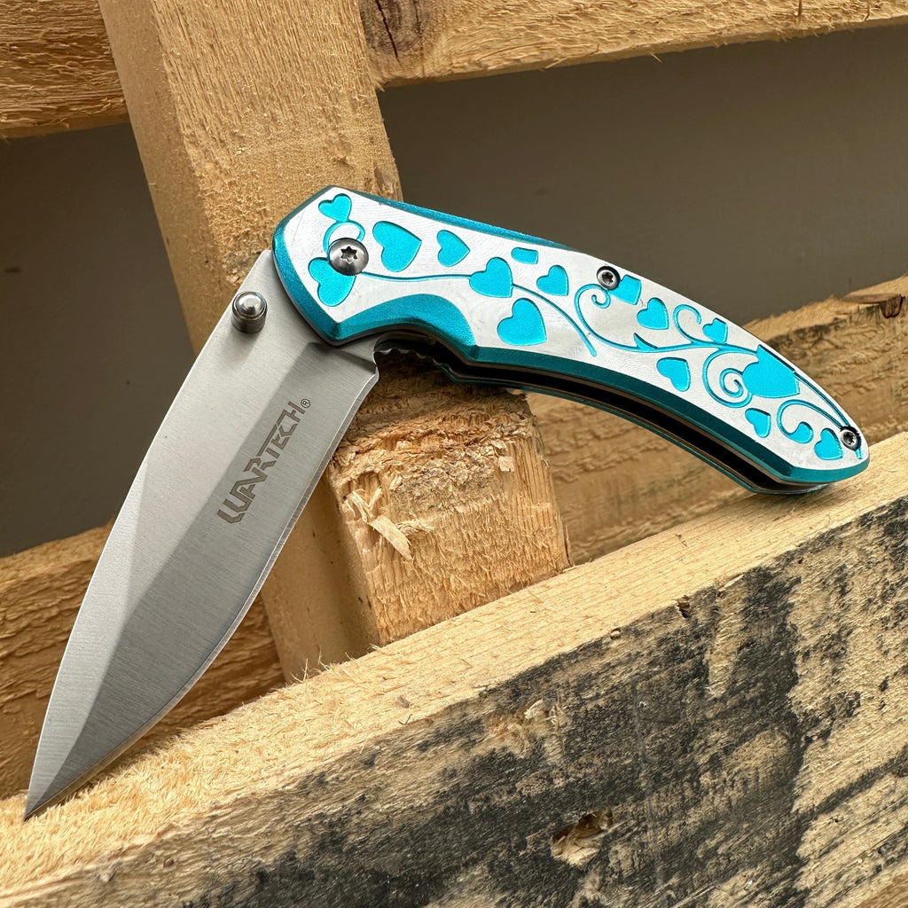 Folding Pocket Knife 7 Inch Hearts Engraved 3Cr13 Steel Blade – EDC Knife Aluminum Heart Handle Belt Clip Stylish Everyday Carry for Camping Hiking Collecting Gift 5 Colors Rosy Pink Red Lavender Blue Rose