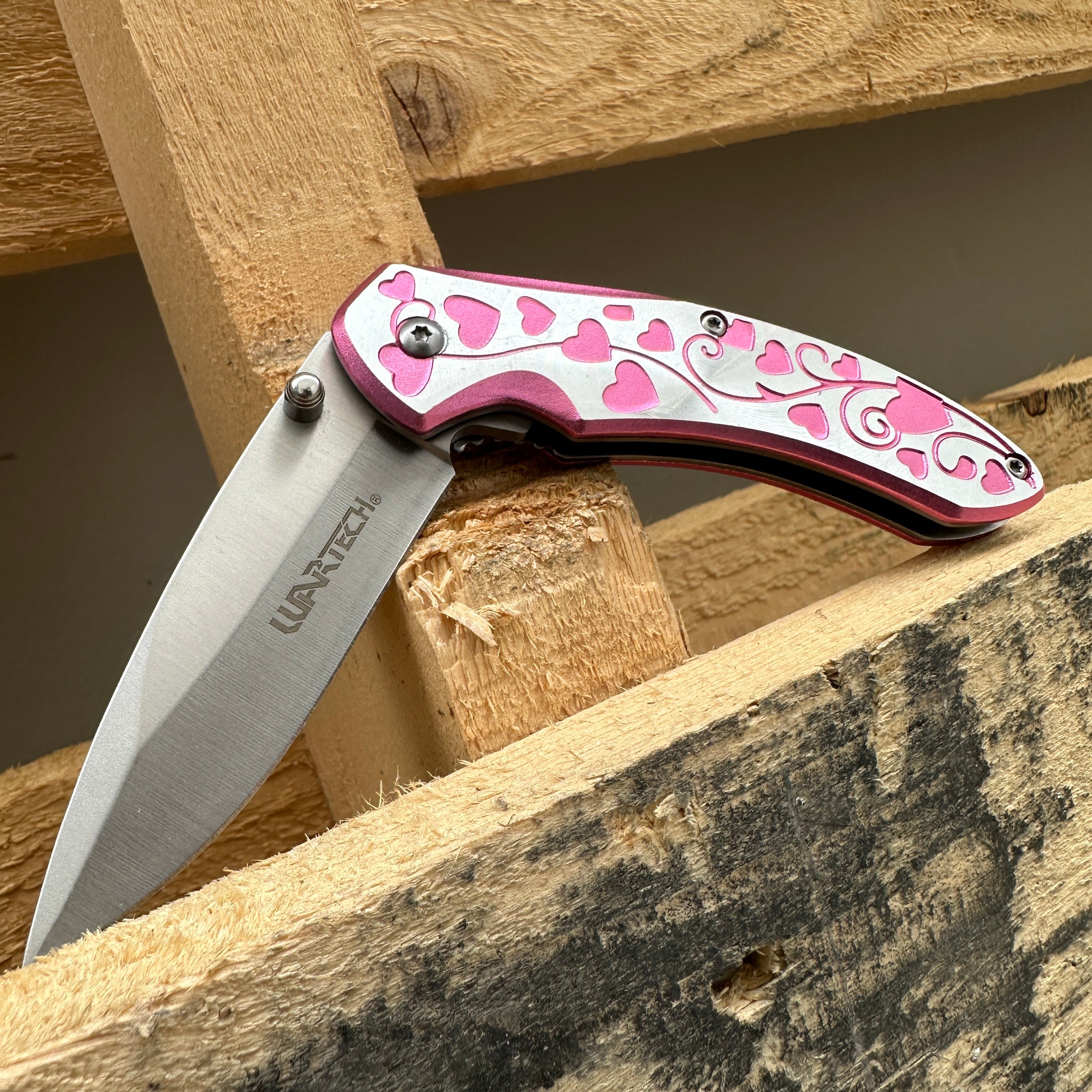 Folding Pocket Knife 7 Inch Hearts Engraved 3Cr13 Steel Blade – EDC Knife Aluminum Heart Handle Belt Clip Stylish Everyday Carry for Camping Hiking Collecting Gift 5 Colors Rosy Pink Red Lavender Blue Rose