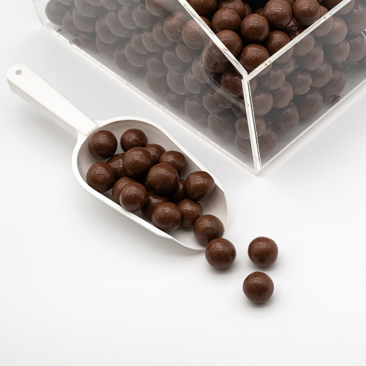 Milk Chocolate Covered Raisins Bulk Candy | Creamy Coating Chewy Juicy Raisins Sweet Snack Gift for All Ages 8oz 1lb