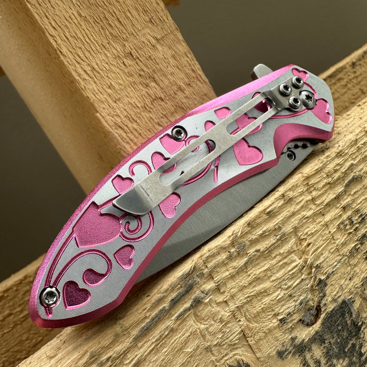 Folding Pocket Knife 7 Inch Hearts Engraved 3Cr13 Steel Blade – EDC Knife Aluminum Heart Handle Belt Clip Stylish Everyday Carry for Camping Hiking Collecting Gift 5 Colors Rosy Pink Red Lavender Blue Rose